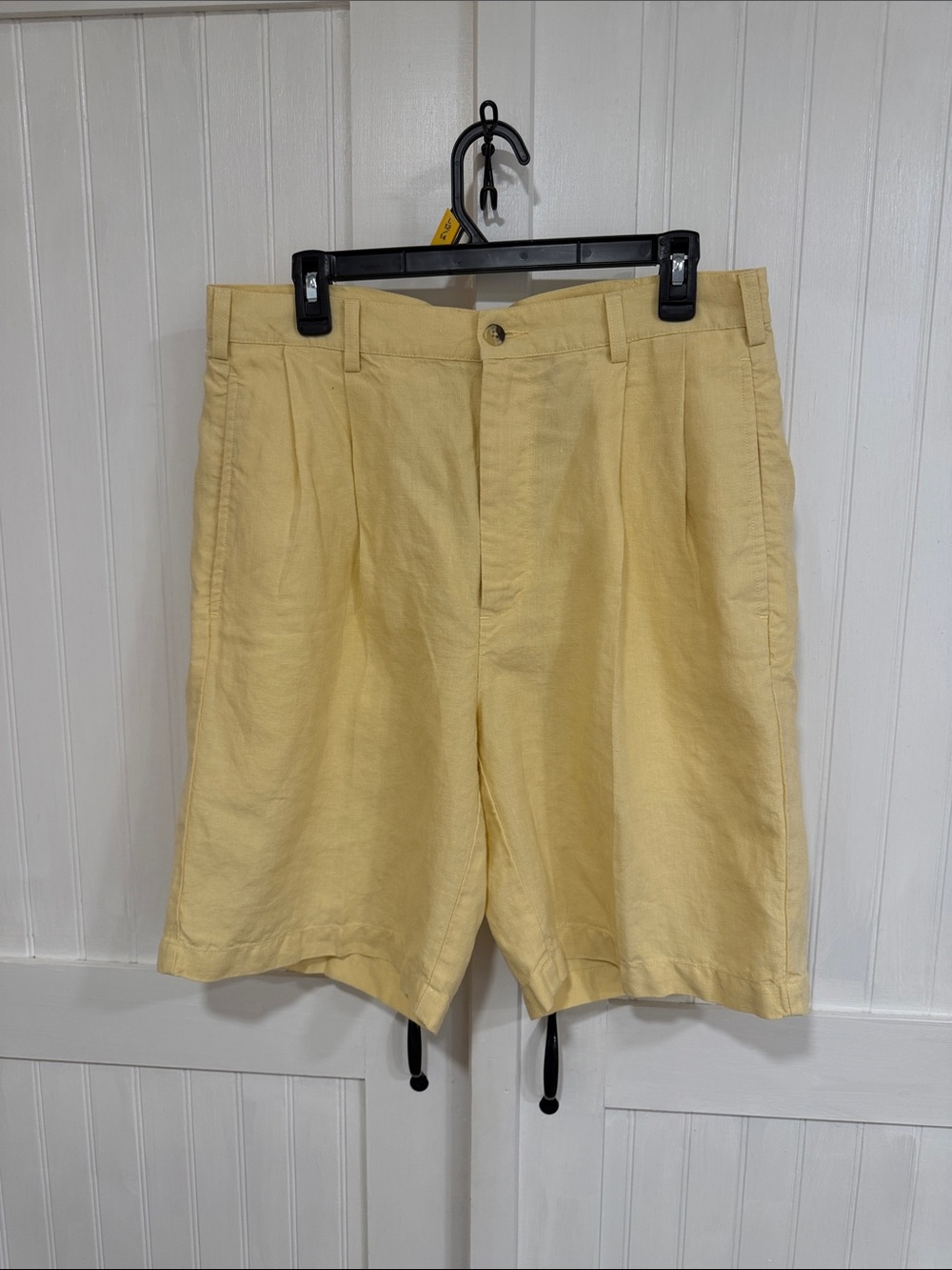 Jos A Bank travelers Men's Yellow 100% Linen  Pleated Shorts size 34